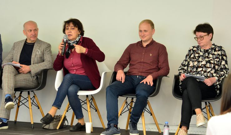 Форум “Українська книжкова революція”, в якому взяли участь представники громадського сектору, видавничого бізнесу, письменники, представники влади. Організатори ставлять собі за мету об’єднати зусилля громадянського суспільства, письменників, влади й бізнесу та розпочати спільні дії заради створення потужного  самодостатнього українського книжкового ринку.
Генеральний директор видавництва “Ранок” Віктор Круглов, письменниця Оксана Забужко, засновник видавництва “Лабораторія” Антон Мартинов, директорка Українського інституту книги Олександра Коваль
