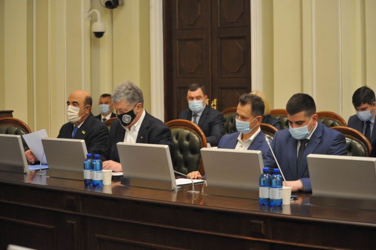 Погоджувальна рада Верховної Ради України.
Вадим Рабінович ОПЗЖ, Петро Порошенко ЄС, Тарас Батенко За майбутнє, Павло Бакунець Довіра