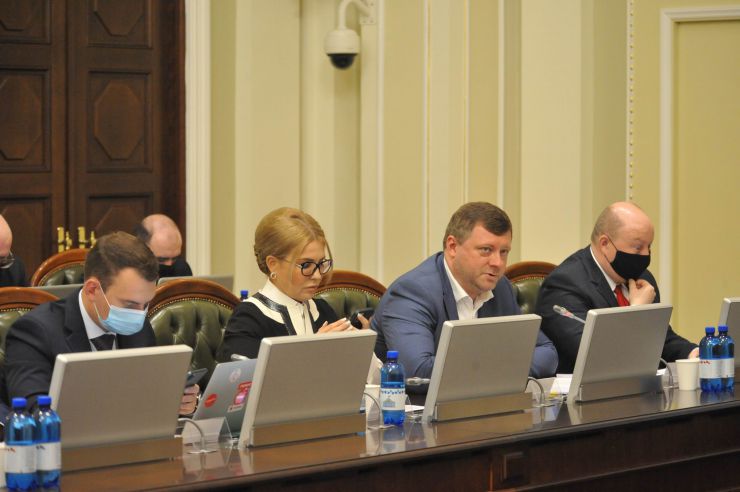 Погоджувальна рада Верховної Ради України.
Ярослав Железняк– Голос, Юлія Тимошенко -Батьківщина, Олександр Корнієнко -Слуга народу, Олег Немчінов міністр Кабінету Міністрів