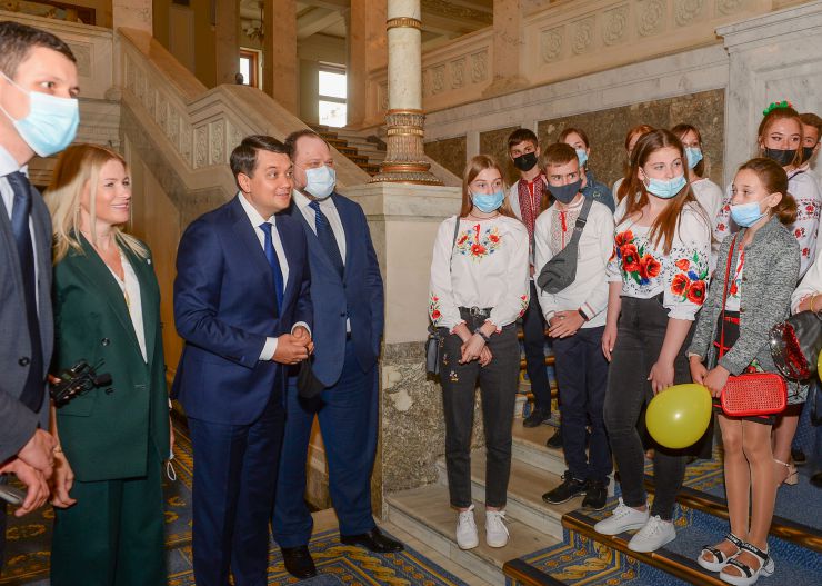 Голова Верховної Ради України Дмитро Разумков,  Перший заступник Голови Верховної Ради України Руслан Стефанчук зустрілися з дітьми зі сходу України на екскурсії в Верховній Раді України