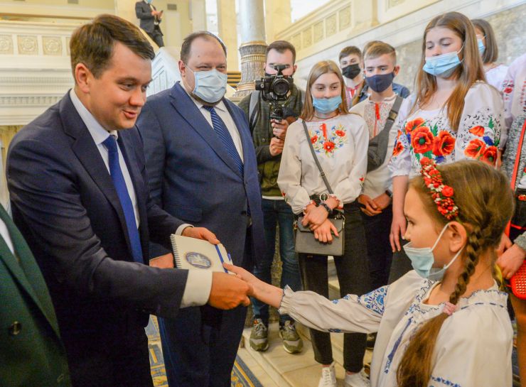 Голова Верховної Ради України Дмитро Разумков,  Перший заступник Голови Верховної Ради України Руслан Стефанчук зустрілися з дітьми зі сходу України на екскурсії в Верховній Раді України