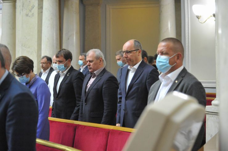 Пленарне засідання Верховної Ради України.
Голова Верховної Ради України Дмитро Разумков відкрив пленарне засідання.
Прийнято за основу проект Закону 