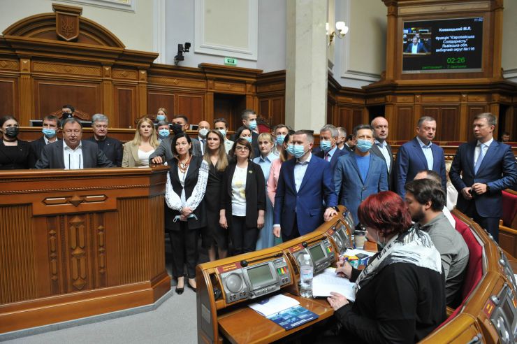 Пленарне засідання Верховної Ради України.
Голова Верховної Ради України Дмитро Разумков відкрив пленарне засідання.
Прийнято за основу проект Закону 