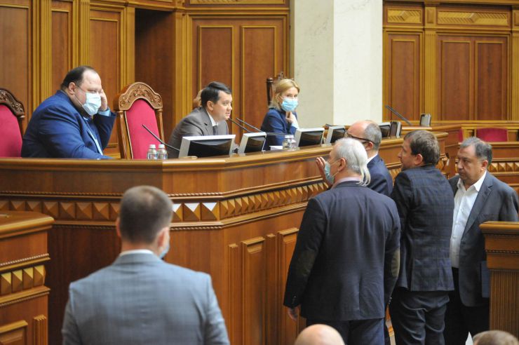 Пленарне засідання Верховної Ради України.
Голова Верховної Ради України Дмитро Разумков відкрив пленарне засідання.
Прийнято за основу проект Закону 