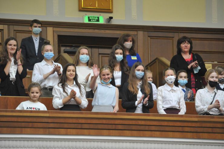 Пленарне засідання Верховної Ради України.
Голова Верховної Ради України Дмитро Разумков відкрив пленарне засідання.
Прийнято за основу проект Закону 