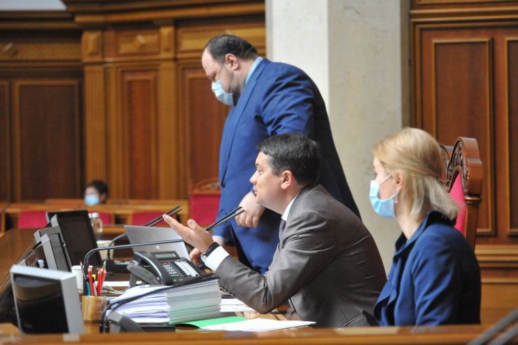 Пленарне засідання Верховної Ради України.
Голова Верховної Ради України Дмитро Разумков відкрив пленарне засідання.
Прийнято за основу проект Закону 