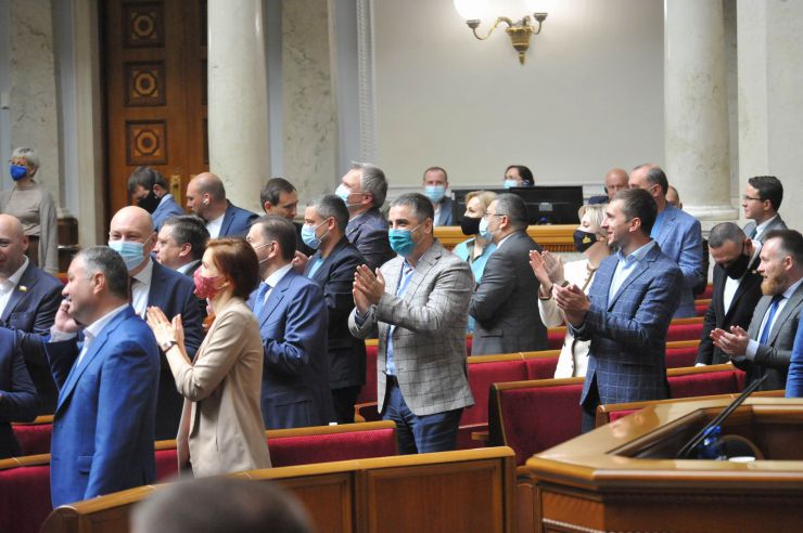 Пленарне засідання Верховної Ради України.
Голова Верховної Ради України Дмитро Разумков відкрив пленарне засідання.
Прийнято за основу проект Закону 