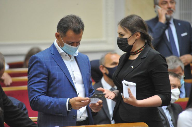 Пленарне засідання Верховної Ради України.
Голова Верховної Ради України Дмитро Разумков відкрив пленарне засідання.
Прийнято за основу проект Закону 