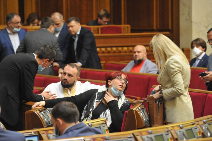 Пленарне засідання Верховної Ради України.
Голова Верховної Ради України Дмитро Разумков відкрив пленарне засідання.
Прийнято за основу проект Закону 
