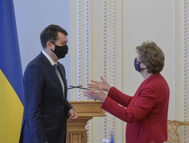 Зустріч Голови Верховної Ради України  Дмитра Разумкова з членами Сенату Конгресу Сполучених Штатів Америки Джин Шахін, Робом Портманом та  Крістофером Мерфі.

Для України є важливою підтримка Конгресу Сполучених Штатів Америки у питанні щодо зупинення будівництва “Північного потоку-2”. Про це сказав Голова Верховної Ради України Дмитро Разумков під час зустрічі
