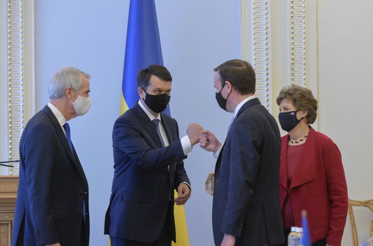Зустріч Голови Верховної Ради України  Дмитра Разумкова з членами Сенату Конгресу Сполучених Штатів Америки Джин Шахін, Робом Портманом та  Крістофером Мерфі.

Для України є важливою підтримка Конгресу Сполучених Штатів Америки у питанні щодо зупинення будівництва “Північного потоку-2”. Про це сказав Голова Верховної Ради України Дмитро Разумков під час зустрічі
