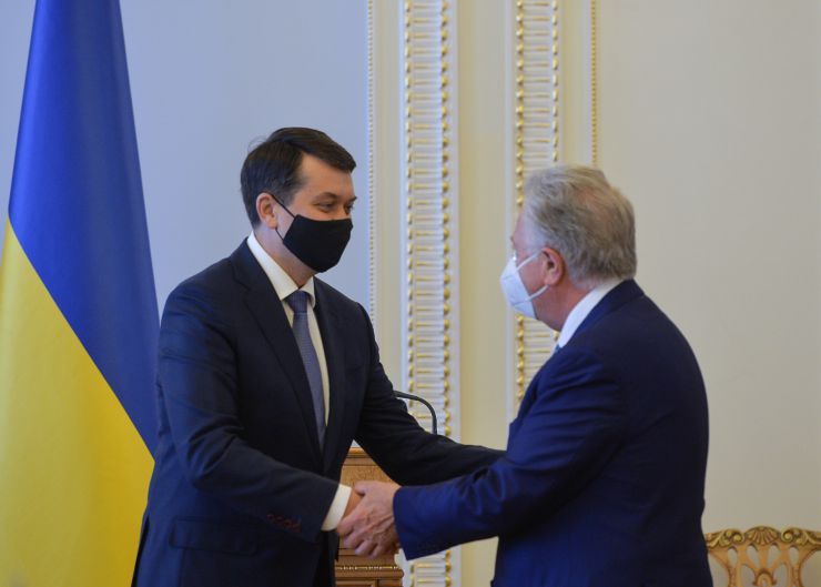 Голова Верховної Ради України Дмитро Разумков зустрівся з Головою Венеціанської комісії Джанні Букіккіо.
Верховна Рада вдячна за пропозиції, які надає Венеціанська комісія щодо вдосконалення національного законодавства України, та цінує тісну співпрацю. Про це сказав Голова українського Парламенту Дмитро Разумков під час зустрічі
