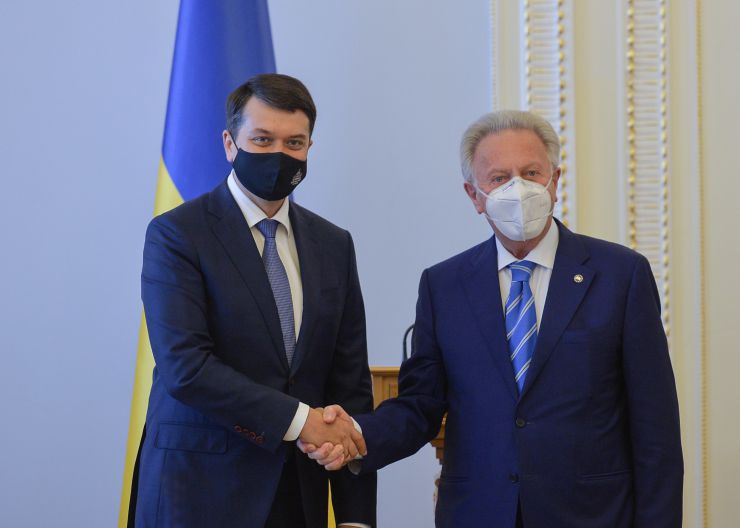 Голова Верховної Ради України Дмитро Разумков зустрівся з Головою Венеціанської комісії Джанні Букіккіо.
Верховна Рада вдячна за пропозиції, які надає Венеціанська комісія щодо вдосконалення національного законодавства України, та цінує тісну співпрацю. Про це сказав Голова українського Парламенту Дмитро Разумков під час зустрічі
