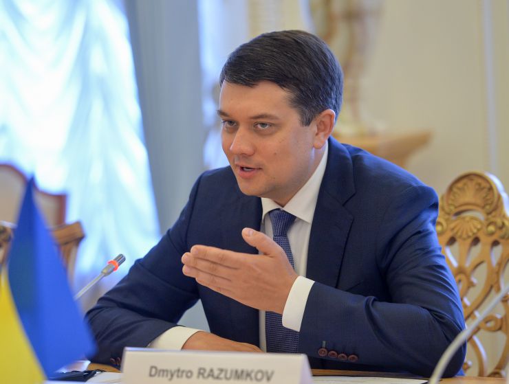 Голова Верховної Ради України Дмитро Разумков зустрівся з Головою Венеціанської комісії Джанні Букіккіо.
Верховна Рада вдячна за пропозиції, які надає Венеціанська комісія щодо вдосконалення національного законодавства України, та цінує тісну співпрацю. Про це сказав Голова українського Парламенту Дмитро Разумков під час зустрічі
