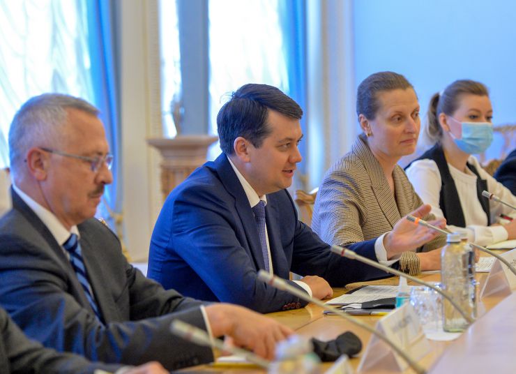 Голова Верховної Ради України Дмитро Разумков зустрівся з Головою Венеціанської комісії Джанні Букіккіо.
Верховна Рада вдячна за пропозиції, які надає Венеціанська комісія щодо вдосконалення національного законодавства України, та цінує тісну співпрацю. Про це сказав Голова українського Парламенту Дмитро Разумков під час зустрічі
