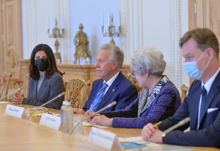 Голова Верховної Ради України Дмитро Разумков зустрівся з Головою Венеціанської комісії Джанні Букіккіо.
Верховна Рада вдячна за пропозиції, які надає Венеціанська комісія щодо вдосконалення національного законодавства України, та цінує тісну співпрацю. Про це сказав Голова українського Парламенту Дмитро Разумков під час зустрічі
