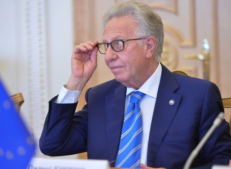 Голова Верховної Ради України Дмитро Разумков зустрівся з Головою Венеціанської комісії Джанні Букіккіо.
Верховна Рада вдячна за пропозиції, які надає Венеціанська комісія щодо вдосконалення національного законодавства України, та цінує тісну співпрацю. Про це сказав Голова українського Парламенту Дмитро Разумков під час зустрічі
