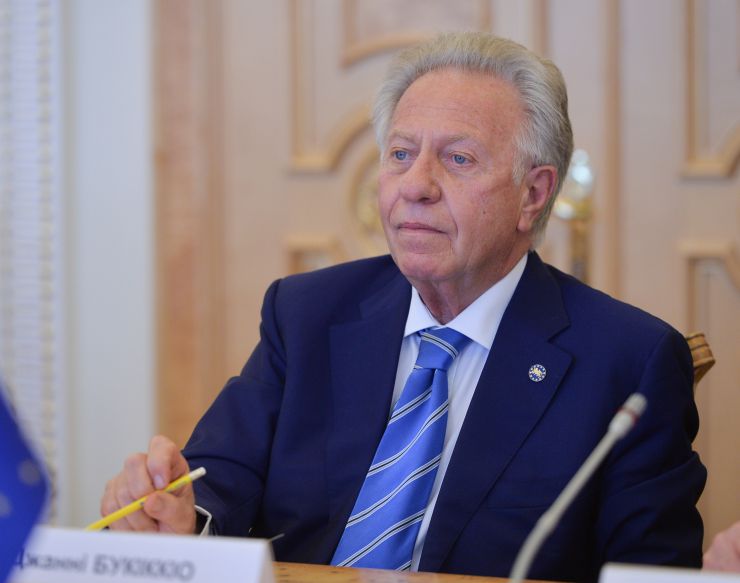 Голова Верховної Ради України Дмитро Разумков зустрівся з Головою Венеціанської комісії Джанні Букіккіо.
Верховна Рада вдячна за пропозиції, які надає Венеціанська комісія щодо вдосконалення національного законодавства України, та цінує тісну співпрацю. Про це сказав Голова українського Парламенту Дмитро Разумков під час зустрічі
