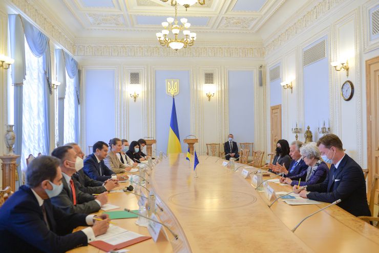 Голова Верховної Ради України Дмитро Разумков зустрівся з Головою Венеціанської комісії Джанні Букіккіо.
Верховна Рада вдячна за пропозиції, які надає Венеціанська комісія щодо вдосконалення національного законодавства України, та цінує тісну співпрацю. Про це сказав Голова українського Парламенту Дмитро Разумков під час зустрічі
