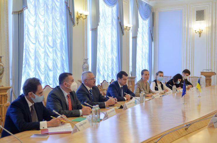 Голова Верховної Ради України Дмитро Разумков зустрівся з Головою Венеціанської комісії Джанні Букіккіо.
Верховна Рада вдячна за пропозиції, які надає Венеціанська комісія щодо вдосконалення національного законодавства України, та цінує тісну співпрацю. Про це сказав Голова українського Парламенту Дмитро Разумков під час зустрічі
