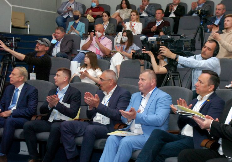 Представники центральної та місцевої влади мають спільно працювати над створенням умов для залучення інвестицій в Україну. Про це заявив Голова Верховної Ради Дмитро Разумков під час виступу на Форумі “Тернопільщина: кластер можливостей”.