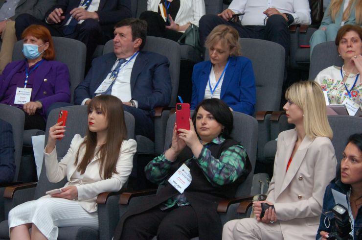Представники центральної та місцевої влади мають спільно працювати над створенням умов для залучення інвестицій в Україну. Про це заявив Голова Верховної Ради Дмитро Разумков під час виступу на Форумі “Тернопільщина: кластер можливостей”.