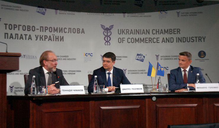 Представники центральної та місцевої влади мають спільно працювати над створенням умов для залучення інвестицій в Україну. Про це заявив Голова Верховної Ради Дмитро Разумков під час виступу на Форумі “Тернопільщина: кластер можливостей”.