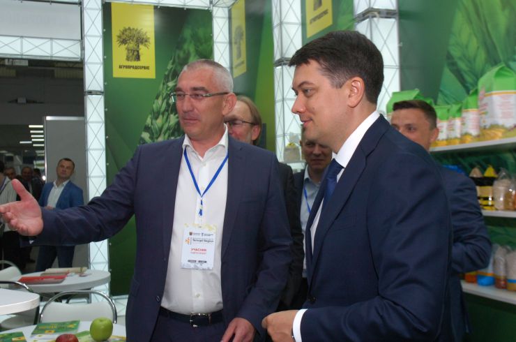 Представники центральної та місцевої влади мають спільно працювати над створенням умов для залучення інвестицій в Україну. Про це заявив Голова Верховної Ради Дмитро Разумков під час виступу на Форумі “Тернопільщина: кластер можливостей”.