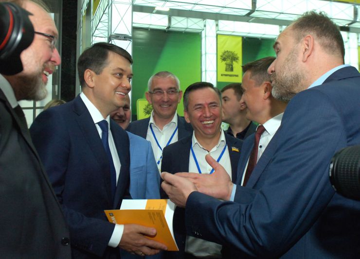 Представники центральної та місцевої влади мають спільно працювати над створенням умов для залучення інвестицій в Україну. Про це заявив Голова Верховної Ради Дмитро Разумков під час виступу на Форумі “Тернопільщина: кластер можливостей”.