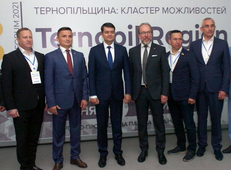 Представники центральної та місцевої влади мають спільно працювати над створенням умов для залучення інвестицій в Україну. Про це заявив Голова Верховної Ради Дмитро Разумков під час виступу на Форумі “Тернопільщина: кластер можливостей”.