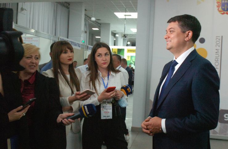 Представники центральної та місцевої влади мають спільно працювати над створенням умов для залучення інвестицій в Україну. Про це заявив Голова Верховної Ради Дмитро Разумков під час виступу на Форумі “Тернопільщина: кластер можливостей”.