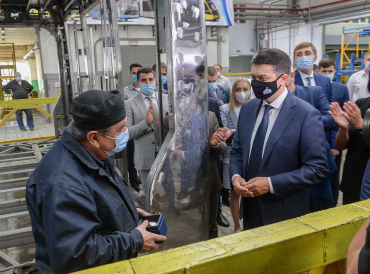 Робоча поїздка Голови Верховної Ради України Дмитра РАЗУМКОВА до Львівської області. 
 
 Завод «Електронмаш» приватного акціонерного товариства «КОНЦЕРН-ЕЛЕКТРОН». 

Зустрічає: 
Президент концерну, голова правління
БУБЕС Юрій Григорович.
Ознайомлення з роботою підприємства.
Спілкування з трудовим колективом. Участь у засіданні круглого столу.
Підхід до преси.
