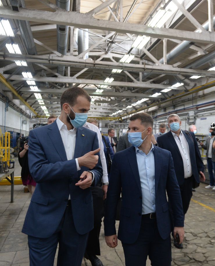 Робоча поїздка Голови Верховної Ради України Дмитра РАЗУМКОВА до Львівської області. 
 
 Завод «Електронмаш» приватного акціонерного товариства «КОНЦЕРН-ЕЛЕКТРОН». 

Зустрічає: 
Президент концерну, голова правління
БУБЕС Юрій Григорович.
Ознайомлення з роботою підприємства.
Спілкування з трудовим колективом. Участь у засіданні круглого столу.
Підхід до преси.
