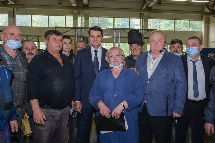 Робоча поїздка Голови Верховної Ради України Дмитра РАЗУМКОВА до Львівської області. 
 
 Завод «Електронмаш» приватного акціонерного товариства «КОНЦЕРН-ЕЛЕКТРОН». 

Зустрічає: 
Президент концерну, голова правління
БУБЕС Юрій Григорович.
Ознайомлення з роботою підприємства.
Спілкування з трудовим колективом. Участь у засіданні круглого столу.
Підхід до преси.
