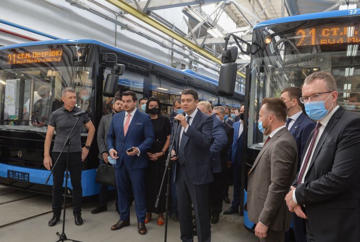 Робоча поїздка Голови Верховної Ради України Дмитра РАЗУМКОВА до Львівської області. 
 
 Завод «Електронмаш» приватного акціонерного товариства «КОНЦЕРН-ЕЛЕКТРОН». 

Зустрічає: 
Президент концерну, голова правління
БУБЕС Юрій Григорович.
Ознайомлення з роботою підприємства.
Спілкування з трудовим колективом. Участь у засіданні круглого столу.
Підхід до преси.

