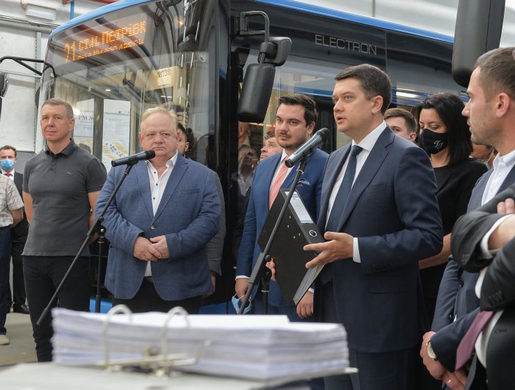 Робоча поїздка Голови Верховної Ради України Дмитра РАЗУМКОВА до Львівської області. 
 
 Завод «Електронмаш» приватного акціонерного товариства «КОНЦЕРН-ЕЛЕКТРОН». 

Зустрічає: 
Президент концерну, голова правління
БУБЕС Юрій Григорович.
Ознайомлення з роботою підприємства.
Спілкування з трудовим колективом. Участь у засіданні круглого столу.
Підхід до преси.
