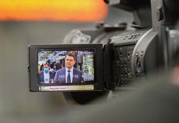 Робоча поїздка Голови Верховної Ради України Дмитра РАЗУМКОВА до Львівської області. 
 
 Завод «Електронмаш» приватного акціонерного товариства «КОНЦЕРН-ЕЛЕКТРОН». 

Зустрічає: 
Президент концерну, голова правління
БУБЕС Юрій Григорович.
Ознайомлення з роботою підприємства.
Спілкування з трудовим колективом. Участь у засіданні круглого столу.
Підхід до преси.
