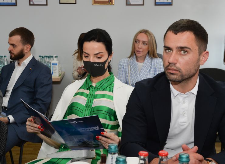Робоча поїздка Голови Верховної Ради України Дмитра РАЗУМКОВА до Львівської області. 
 
 Завод «Електронмаш» приватного акціонерного товариства «КОНЦЕРН-ЕЛЕКТРОН». 

Зустрічає: 
Президент концерну, голова правління
БУБЕС Юрій Григорович.
Ознайомлення з роботою підприємства.
Спілкування з трудовим колективом. Участь у засіданні круглого столу.
Підхід до преси.
