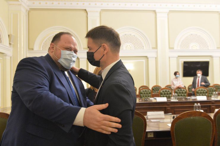 Зустріч Першого заступника Голови Верховної Ради України Р. О. Стефанчука з Віце-маршалком Сейму Республіки Польща М. Госєвською та Віце-спікером Сейму Литовської Республіки П. Саударгасом
- Перший заступник Голови Верховної Ради України Р. О. Стефанчук разом з Віце-маршалком Сейму Республіки Польща М. Госєвською та Віце-спікером Сейму Литовської Республіки П.Саударгасом (На фото- справа наліво) обговорили питання міжпарламентського безпекового співробітництва і протидії російській агресії, можливості якнайшвидшого врегулювання воєнного конфлікту між Україною та Росією.
