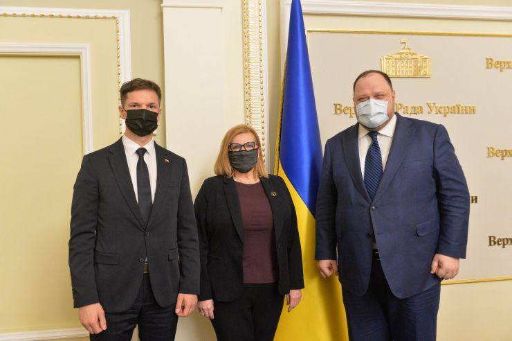 Зустріч Першого заступника Голови Верховної Ради України Р. О. Стефанчука з Віце-маршалком Сейму Республіки Польща М. Госєвською та Віце-спікером Сейму Литовської Республіки П. Саударгасом
- Перший заступник Голови Верховної Ради України Р. О. Стефанчук разом з Віце-маршалком Сейму Республіки Польща М. Госєвською та Віце-спікером Сейму Литовської Республіки П.Саударгасом (На фото- справа наліво) обговорили питання міжпарламентського безпекового співробітництва і протидії російській агресії, можливості якнайшвидшого врегулювання воєнного конфлікту між Україною та Росією.
