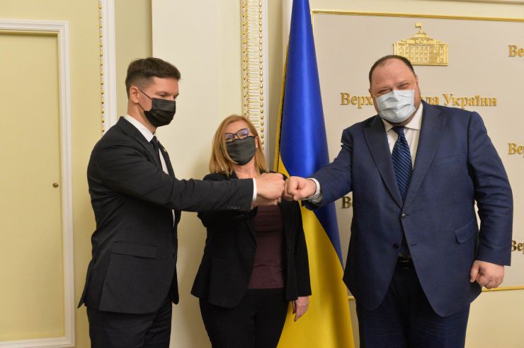 Зустріч Першого заступника Голови Верховної Ради України Р. О. Стефанчука з Віце-маршалком Сейму Республіки Польща М. Госєвською та Віце-спікером Сейму Литовської Республіки П. Саударгасом
- Перший заступник Голови Верховної Ради України Р. О. Стефанчук разом з Віце-маршалком Сейму Республіки Польща М. Госєвською та Віце-спікером Сейму Литовської Республіки П.Саударгасом (На фото- справа наліво) обговорили питання міжпарламентського безпекового співробітництва і протидії російській агресії, можливості якнайшвидшого врегулювання воєнного конфлікту між Україною та Росією.
