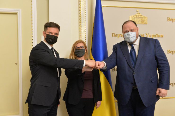 Зустріч Першого заступника Голови Верховної Ради України Р. О. Стефанчука з Віце-маршалком Сейму Республіки Польща М. Госєвською та Віце-спікером Сейму Литовської Республіки П. Саударгасом
- Перший заступник Голови Верховної Ради України Р. О. Стефанчук разом з Віце-маршалком Сейму Республіки Польща М. Госєвською та Віце-спікером Сейму Литовської Республіки П.Саударгасом (На фото- справа наліво) обговорили питання міжпарламентського безпекового співробітництва і протидії російській агресії, можливості якнайшвидшого врегулювання воєнного конфлікту між Україною та Росією.
