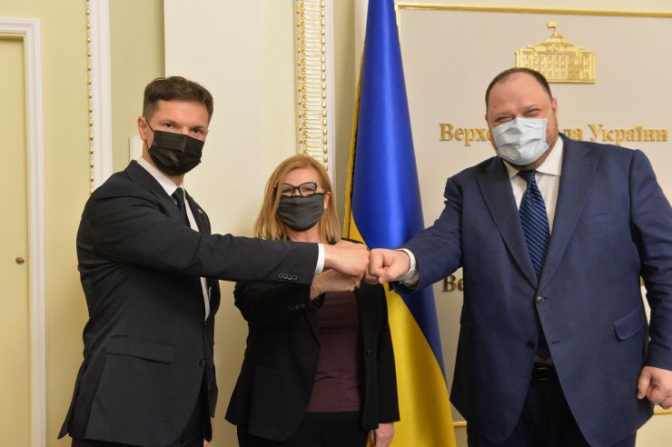 Зустріч Першого заступника Голови Верховної Ради України Р. О. Стефанчука з Віце-маршалком Сейму Республіки Польща М. Госєвською та Віце-спікером Сейму Литовської Республіки П. Саударгасом
- Перший заступник Голови Верховної Ради України Р. О. Стефанчук разом з Віце-маршалком Сейму Республіки Польща М. Госєвською та Віце-спікером Сейму Литовської Республіки П.Саударгасом (На фото- справа наліво) обговорили питання міжпарламентського безпекового співробітництва і протидії російській агресії, можливості якнайшвидшого врегулювання воєнного конфлікту між Україною та Росією.
