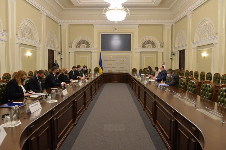 Зустріч Першого заступника Голови Верховної Ради України Р. О. Стефанчука з Віце-маршалком Сейму Республіки Польща М. Госєвською та Віце-спікером Сейму Литовської Республіки П. Саударгасом
- Перший заступник Голови Верховної Ради України Р. О. Стефанчук разом з Віце-маршалком Сейму Республіки Польща М. Госєвською та Віце-спікером Сейму Литовської Республіки П.Саударгасом (На фото- справа наліво) обговорили питання міжпарламентського безпекового співробітництва і протидії російській агресії, можливості якнайшвидшого врегулювання воєнного конфлікту між Україною та Росією.
