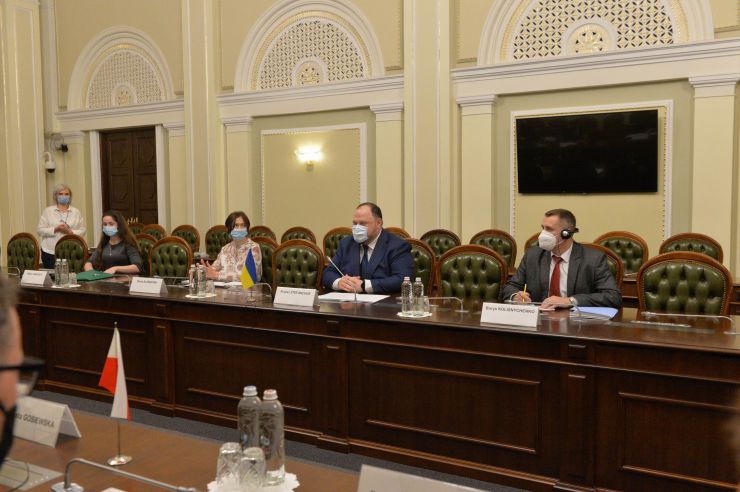 Зустріч Першого заступника Голови Верховної Ради України Р. О. Стефанчука з Віце-маршалком Сейму Республіки Польща М. Госєвською та Віце-спікером Сейму Литовської Республіки П. Саударгасом
- Перший заступник Голови Верховної Ради України Р. О. Стефанчук разом з Віце-маршалком Сейму Республіки Польща М. Госєвською та Віце-спікером Сейму Литовської Республіки П.Саударгасом (На фото- справа наліво) обговорили питання міжпарламентського безпекового співробітництва і протидії російській агресії, можливості якнайшвидшого врегулювання воєнного конфлікту між Україною та Росією.
