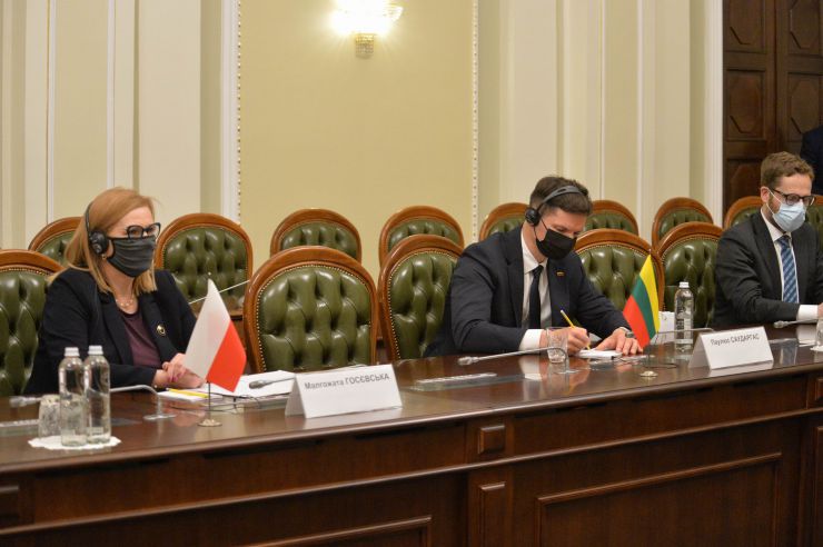 Зустріч Першого заступника Голови Верховної Ради України Р. О. Стефанчука з Віце-маршалком Сейму Республіки Польща М. Госєвською та Віце-спікером Сейму Литовської Республіки П. Саударгасом
- Перший заступник Голови Верховної Ради України Р. О. Стефанчук разом з Віце-маршалком Сейму Республіки Польща М. Госєвською та Віце-спікером Сейму Литовської Республіки П.Саударгасом (На фото- справа наліво) обговорили питання міжпарламентського безпекового співробітництва і протидії російській агресії, можливості якнайшвидшого врегулювання воєнного конфлікту між Україною та Росією.
