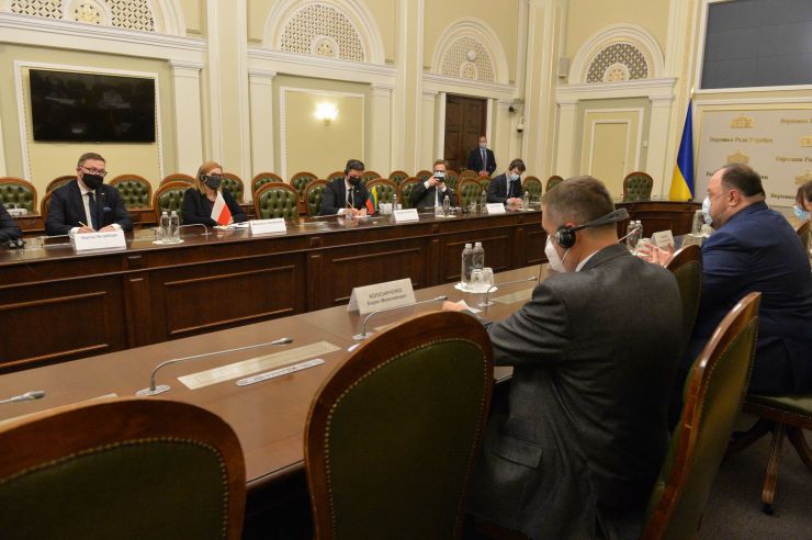 Зустріч Першого заступника Голови Верховної Ради України Р. О. Стефанчука з Віце-маршалком Сейму Республіки Польща М. Госєвською та Віце-спікером Сейму Литовської Республіки П. Саударгасом
- Перший заступник Голови Верховної Ради України Р. О. Стефанчук разом з Віце-маршалком Сейму Республіки Польща М. Госєвською та Віце-спікером Сейму Литовської Республіки П.Саударгасом (На фото- справа наліво) обговорили питання міжпарламентського безпекового співробітництва і протидії російській агресії, можливості якнайшвидшого врегулювання воєнного конфлікту між Україною та Росією.
