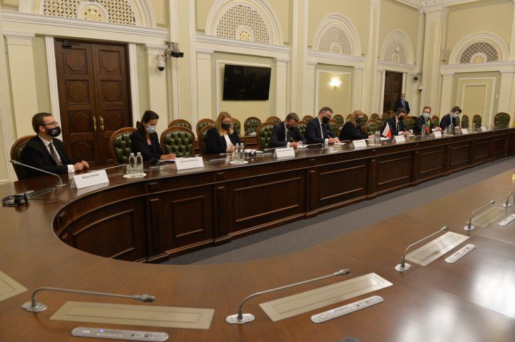 Зустріч Першого заступника Голови Верховної Ради України Р. О. Стефанчука з Віце-маршалком Сейму Республіки Польща М. Госєвською та Віце-спікером Сейму Литовської Республіки П. Саударгасом
- Перший заступник Голови Верховної Ради України Р. О. Стефанчук разом з Віце-маршалком Сейму Республіки Польща М. Госєвською та Віце-спікером Сейму Литовської Республіки П.Саударгасом (На фото- справа наліво) обговорили питання міжпарламентського безпекового співробітництва і протидії російській агресії, можливості якнайшвидшого врегулювання воєнного конфлікту між Україною та Росією.
