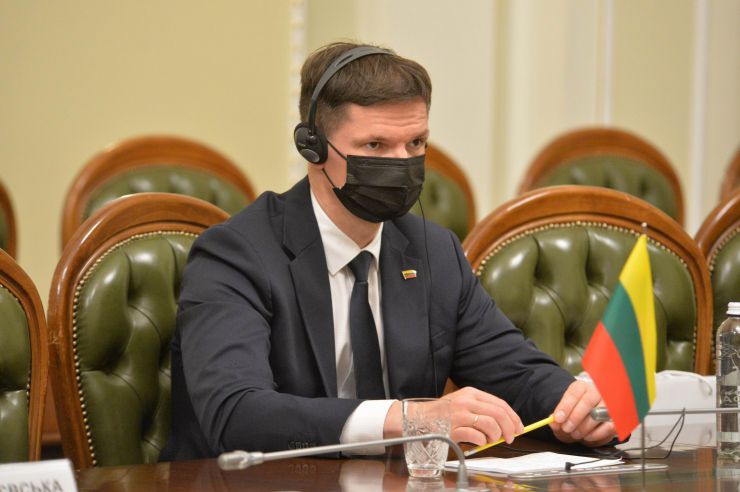 Зустріч Першого заступника Голови Верховної Ради України Р. О. Стефанчука з Віце-маршалком Сейму Республіки Польща М. Госєвською та Віце-спікером Сейму Литовської Республіки П. Саударгасом
- Перший заступник Голови Верховної Ради України Р. О. Стефанчук разом з Віце-маршалком Сейму Республіки Польща М. Госєвською та Віце-спікером Сейму Литовської Республіки П.Саударгасом (На фото- справа наліво) обговорили питання міжпарламентського безпекового співробітництва і протидії російській агресії, можливості якнайшвидшого врегулювання воєнного конфлікту між Україною та Росією.
