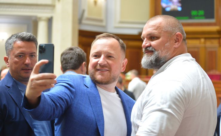 Пленарне засідання Верховної Ради України.

Голова Верховної Ради України Дмитро Разумков відкрив пленарне засідання.
Головуючий повідомив, що 9 червня 2021 року Центральна виборча комісія зареєструвала народного депутата України, обраного на проміжних виборах народного депутата України 28 березня 2021 року в одномандатному виборчому округу №87, Вірастюка Василя Ярославовича.
Прийнято Закон 